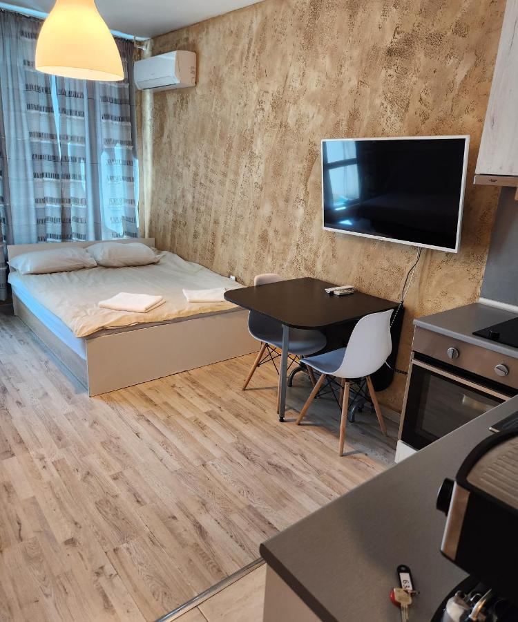 Colonel 963 Apartment *