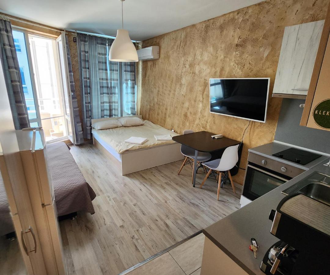 Colonel 963 Apartment *